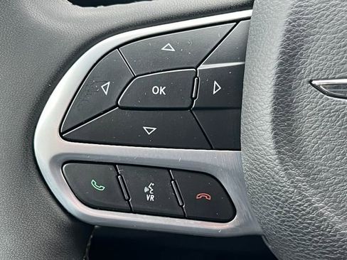 Used 2025 Chrysler Pacifica Select image 21