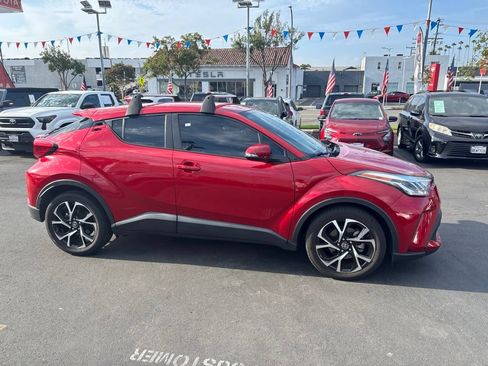 Used 2021 Toyota C-HR XLE FWD image 3