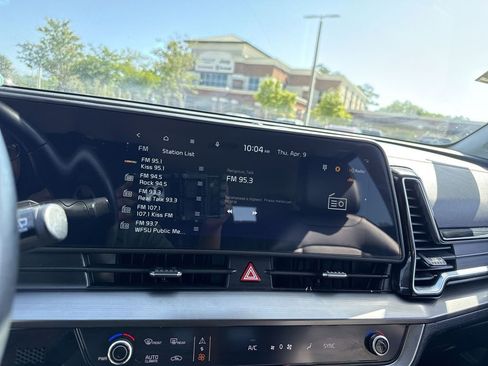 Used 2025 Kia Sportage EX image 16