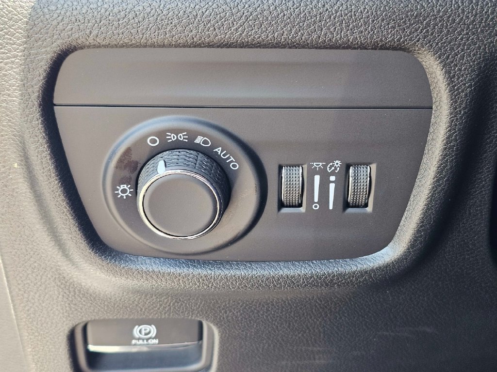 Used 2025 Jeep Grand Cherokee Altitude AWD/4WD image 18
