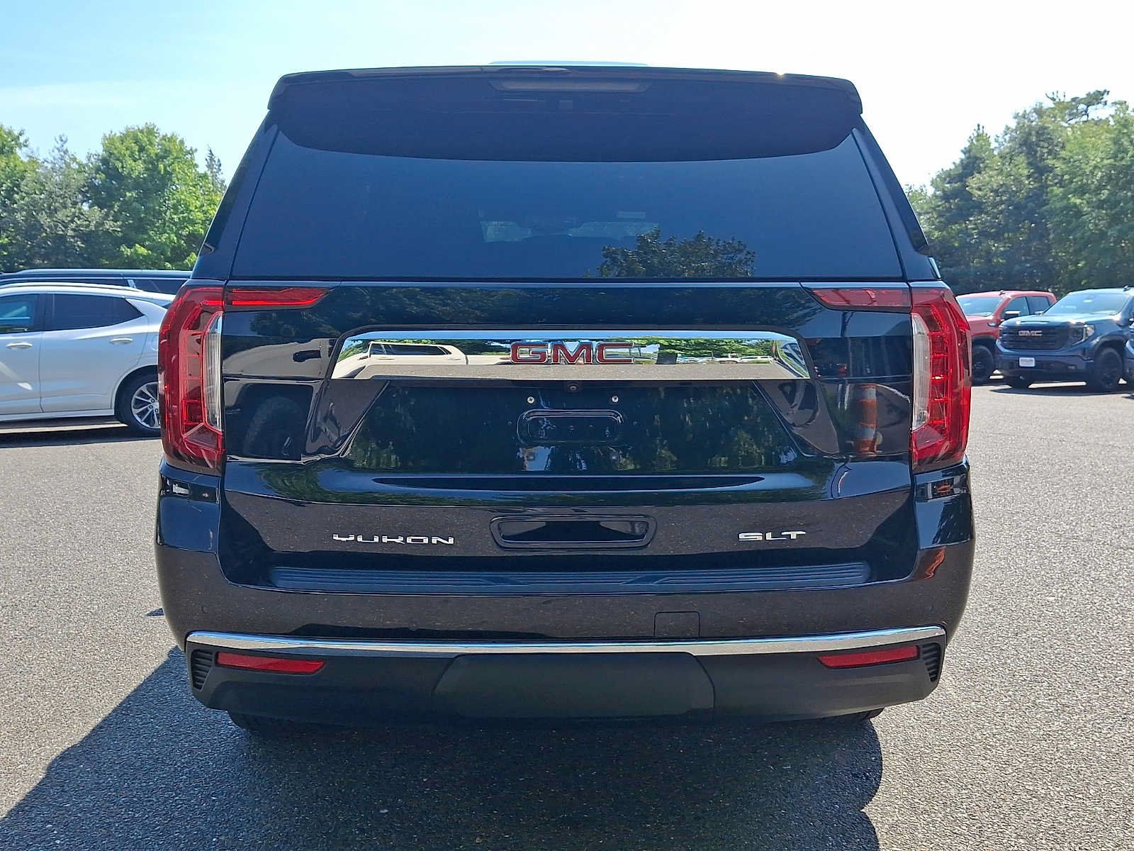 Used 2024 GMC Yukon SLT w/ SLT Luxury Package AWD/4WD image 5