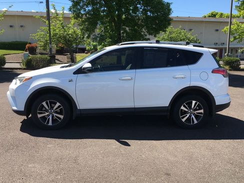 Used 2018 Toyota RAV4 XLE AWD/4WD image 3