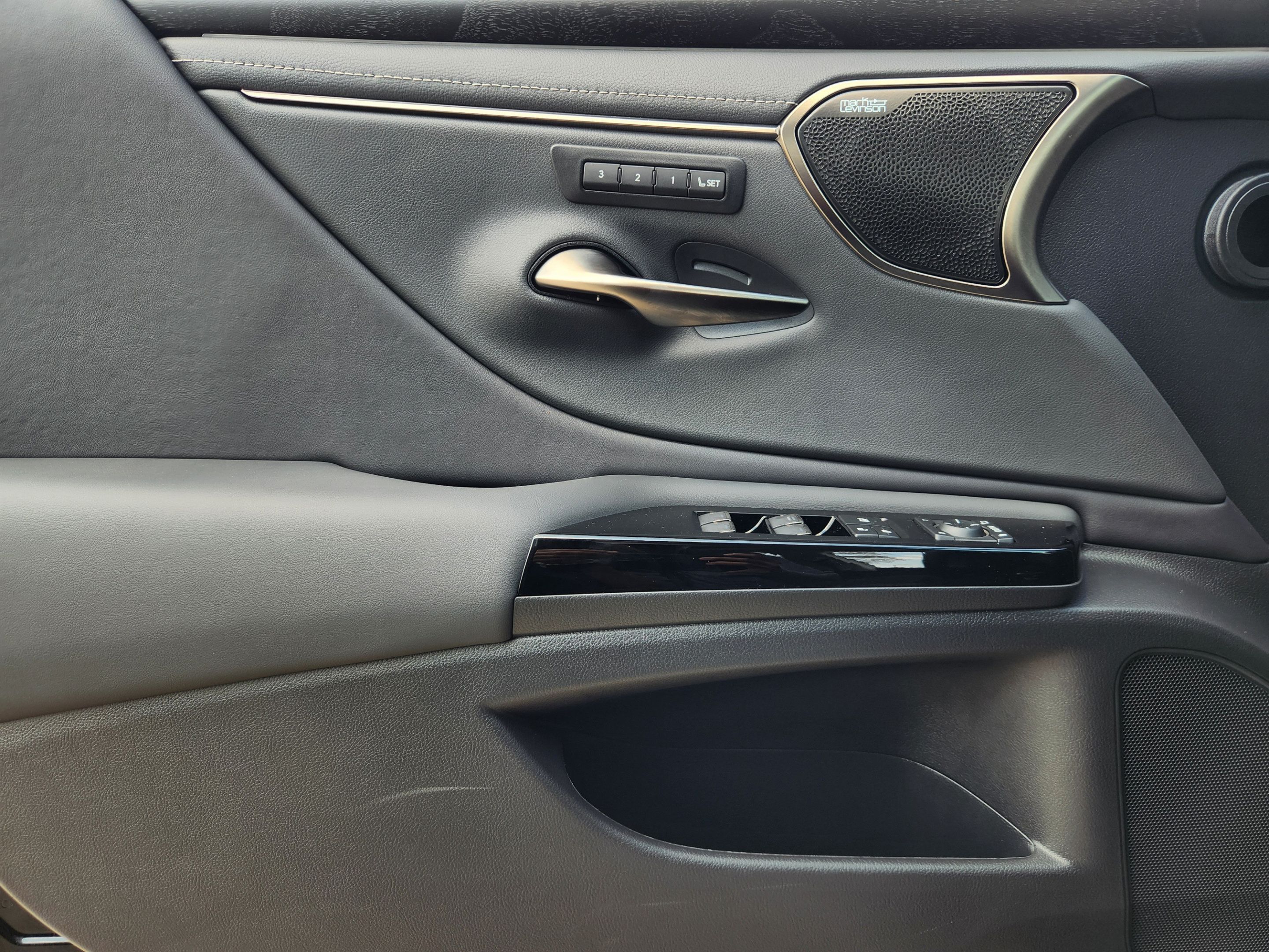 Used 2024 Lexus ES 350 Ultra Luxury w/ Accessory Package (Z2) FWD image 17