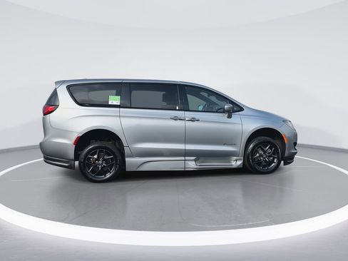 Used 2019 Chrysler Pacifica Touring Plus w/ S Appearance Package FWD image 9