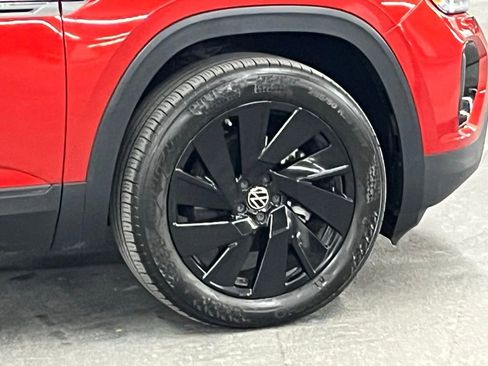 Certified 2025 Volkswagen Atlas Cross Sport SE w/ Panoramic Sunroof Package image 42