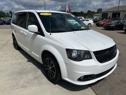Used 2018 Dodge Grand Caravan SE FWD image 3