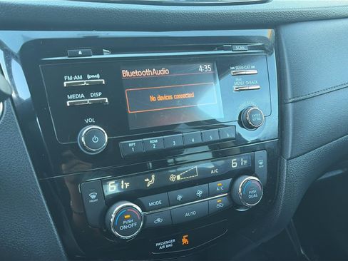 Used 2017 Nissan Rogue SV FWD image 16