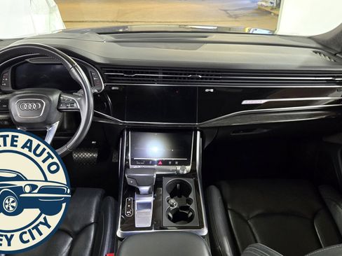 Used 2019 Audi Q8 Prestige w/ Luxury Package image 25