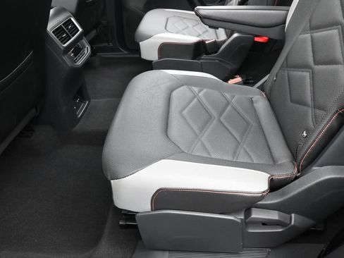 Used 2024 Volkswagen Atlas Peak Edition SE AWD/4WD image 33