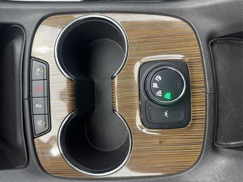 Used 2022 GMC Acadia SLE image 28