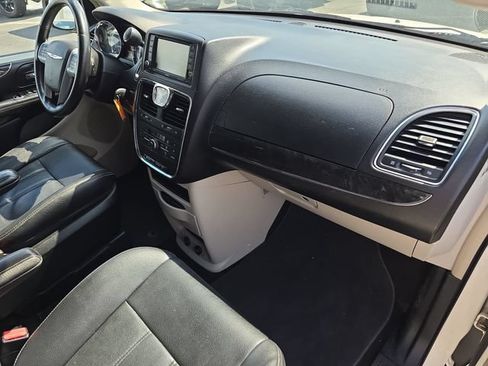 Used 2013 Chrysler Town & Country Touring FWD image 32