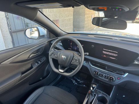 Used 2025 Buick Envista Preferred image 33