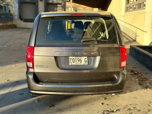 Used 2016 Dodge Grand Caravan American Value Package w/ UConnect Hands-Free Group FWD image 4