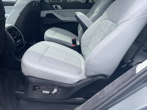Used 2023 BMW X7 xDrive40i w/ M Sport Package AWD/4WD image 12