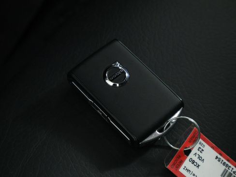 Certified 2023 Volvo XC60 B5 Plus w/ Climate Package FWD image 33
