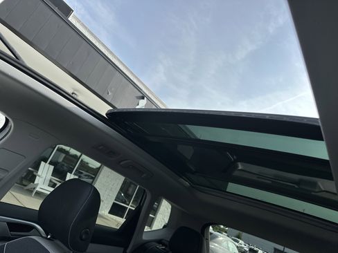 Used 2025 Volkswagen Taos SE w/ Panoramic Sunroof Package AWD/4WD image 11