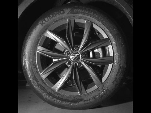 Used 2022 Volkswagen Tiguan SE AWD/4WD image 9
