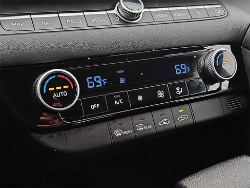 Used 2024 Hyundai Elantra SEL image 13