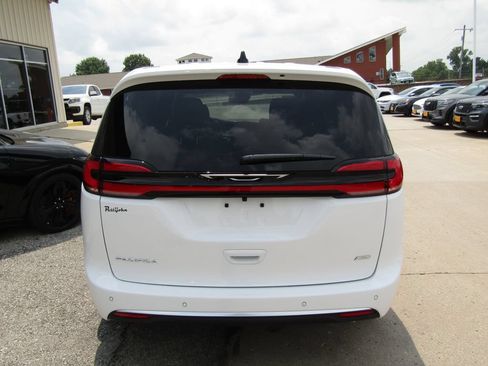 New 2027 Chrysler Pacifica Select AWD/4WD image 4