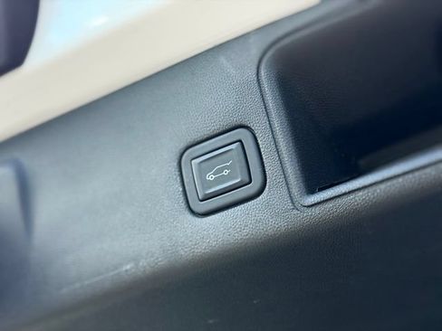Used 2023 GMC Terrain SLE w/ Driver Convenience Package FWD image 28