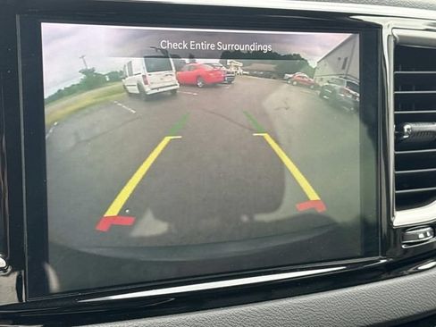 Used 2024 Chrysler Pacifica Touring-L FWD image 7