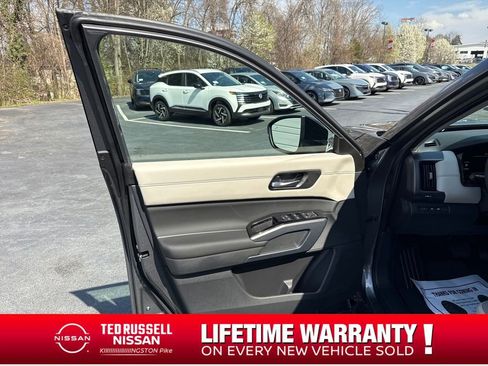 New 2026 Nissan Pathfinder SL image 10