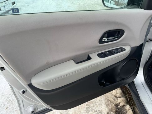 Used 2016 Honda HR-V LX image 9