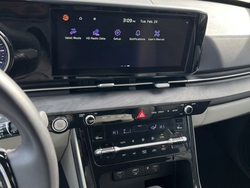 Used 2024 Kia Carnival EX image 26