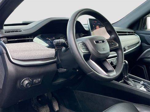 Used 2023 Jeep Compass Latitude image 9