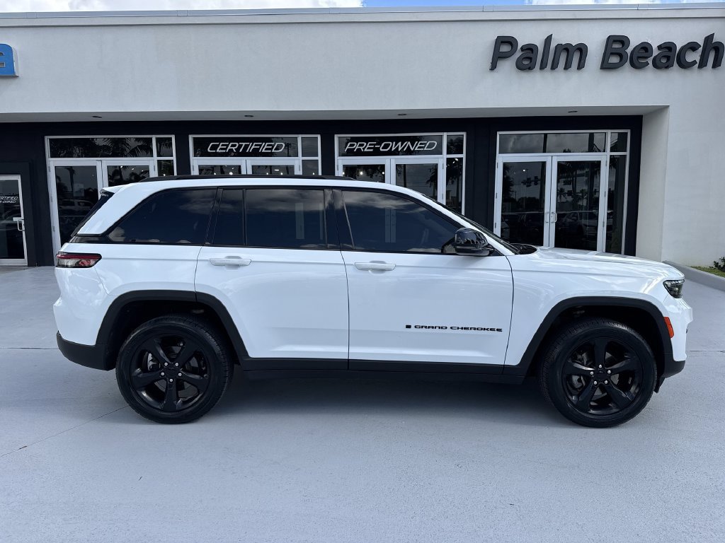 Used 2022 Jeep Grand Cherokee Altitude AWD/4WD image 5