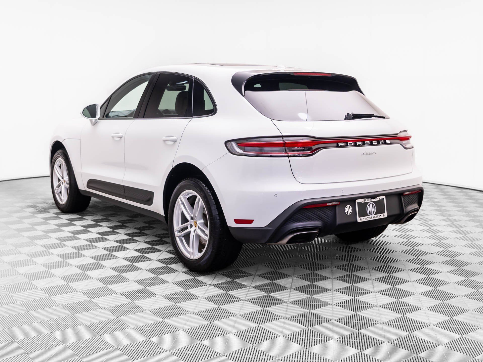 Certified 2023 Porsche Macan AWD/4WD image 3