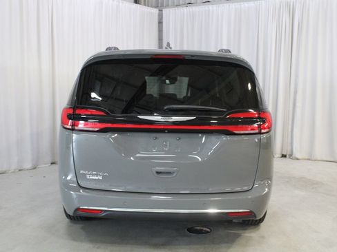 Used 2022 Chrysler Pacifica Touring-L w/ Uconnect Theater Family Group FWD image 25
