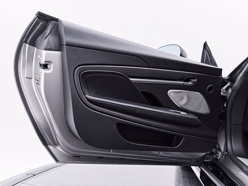 Used 2025 Aston Martin Vanquish RWD image 38