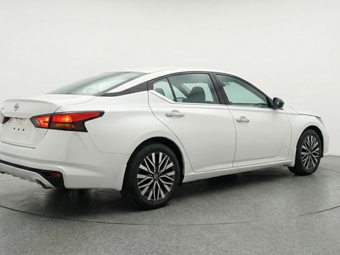 Used 2025 Nissan Altima 2.5 SV image 9