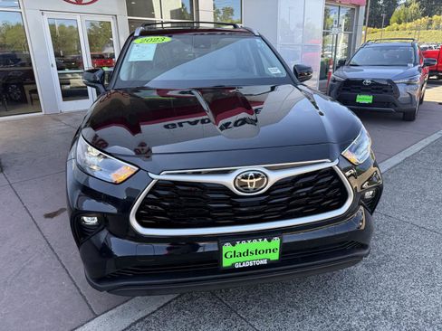 Used 2023 Toyota Highlander XLE AWD/4WD image 9