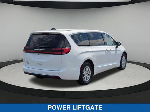 Used 2023 Chrysler Pacifica Touring-L FWD image 4