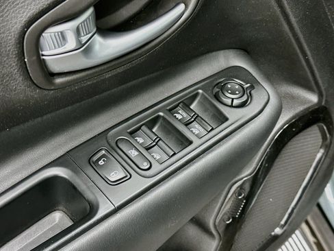 Used 2017 Jeep Renegade Altitude FWD image 15