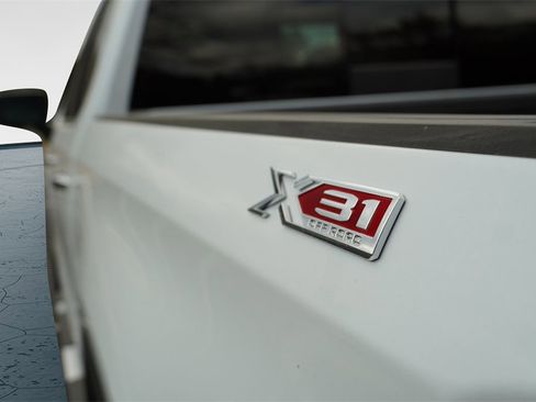 New 2026 GMC Sierra 1500 SLT image 9