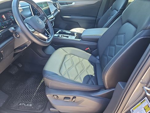 Certified 2024 Volkswagen Atlas Cross Sport SE w/ Panoramic Sunroof Package AWD/4WD image 33