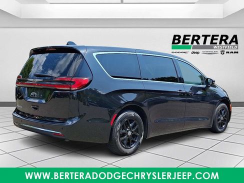 Used 2023 Chrysler Pacifica Touring-L FWD image 6