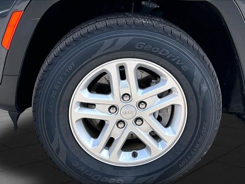 Used 2023 Jeep Grand Cherokee Laredo RWD image 11