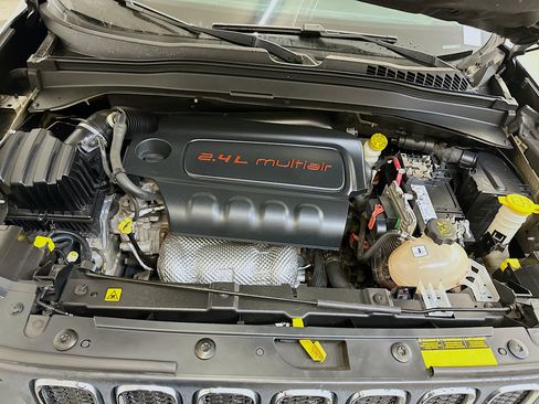Used 2015 Jeep Renegade Latitude FWD image 34