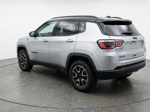 Used 2025 Jeep Compass Trailhawk AWD/4WD image 6