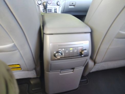 Used 2012 Toyota Highlander SE w/ Tow Pkg FWD image 19
