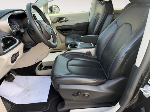 Used 2024 Chrysler Pacifica Touring-L image 12