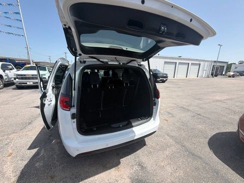 Used 2025 Chrysler Pacifica Limited FWD image 31