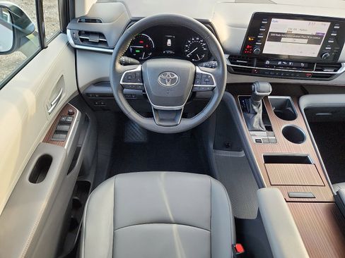 Used 2021 Toyota Sienna XLE image 15