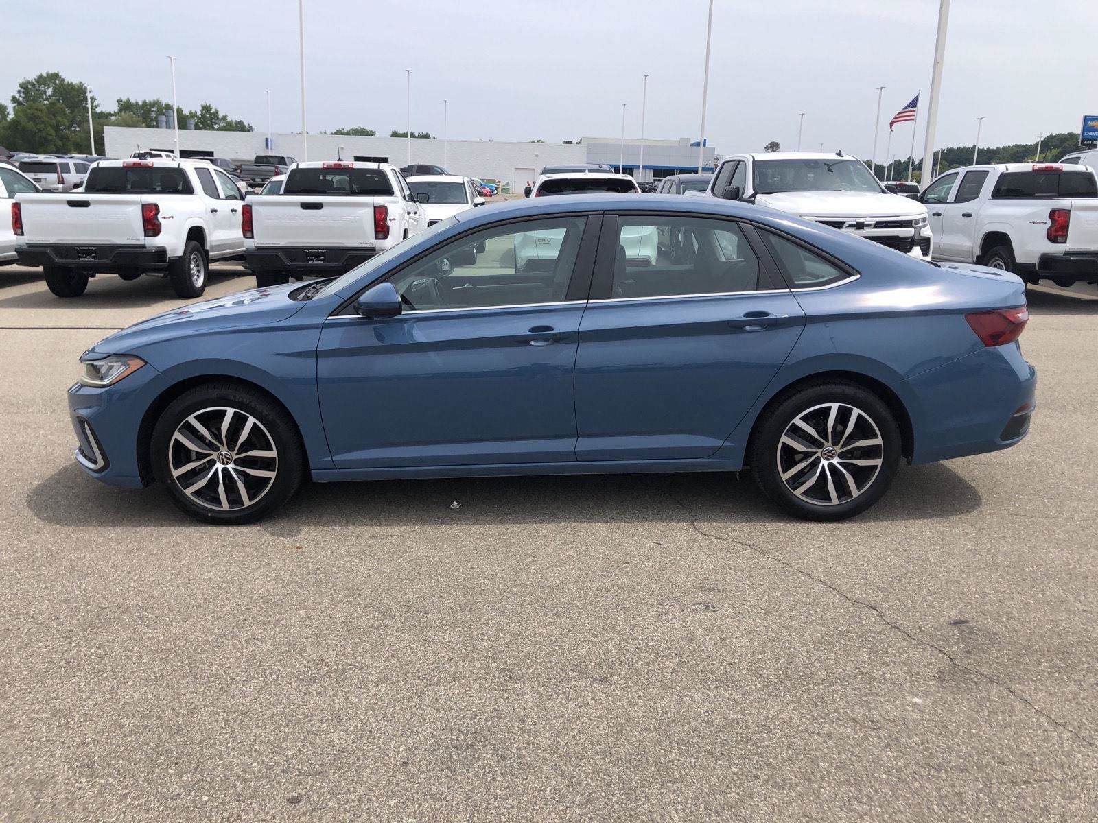Used 2025 Volkswagen Jetta SE FWD image 2