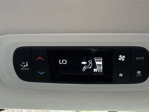 Used 2018 Chrysler Pacifica Touring-L image 27