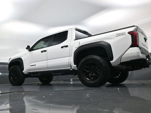 Used 2024 Toyota Tacoma TRD Off-Road AWD/4WD image 17